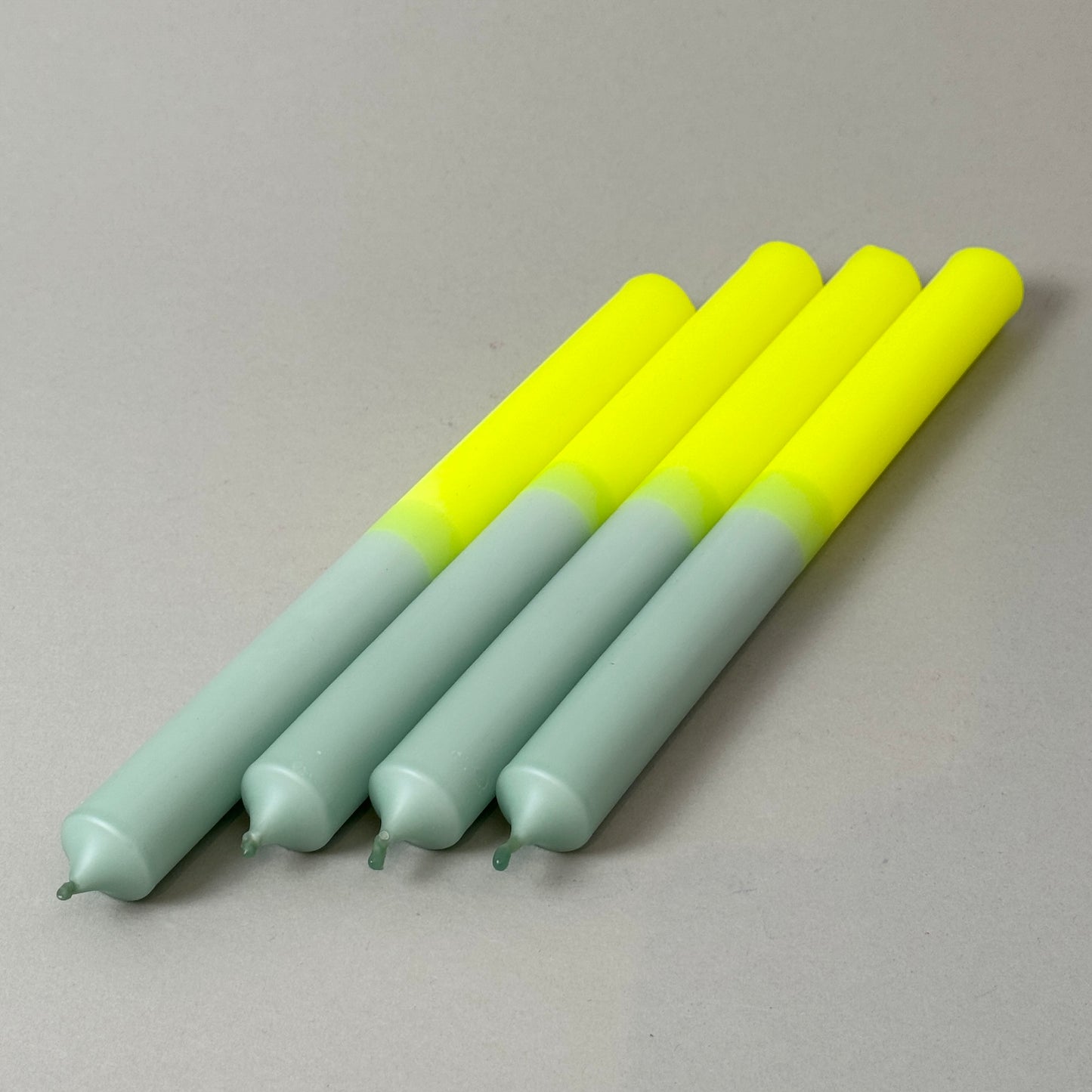 LICHTINSICHT | Stabkerzen | Neongelb + Salbei